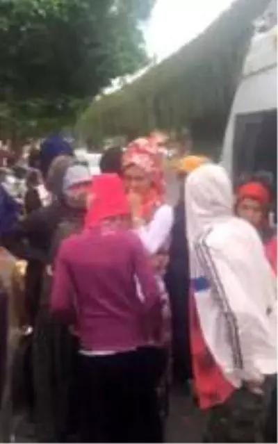 14 kişilik minibüsten 37 kişi çıktı; polis tek tek indirip saydı 14 kişilik minibüsten 37 kişi çıktı; polis tek tek indirip saydı