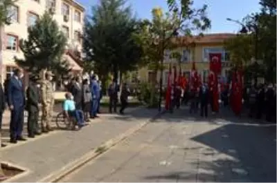 29 Ekim Cumhuriyet Bayramı Besni'de törenle kutlandı 29 Ekim Cumhuriyet Bayramı Besni'de törenle kutlandı