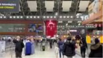 29 Ekim Cumhuriyet Bayramı kutlanıyor - Yolculara Türk bayrağı dağıtıldı 29 Ekim Cumhuriyet Bayramı kutlanıyor - Yolculara Türk bayrağı dağıtıldı