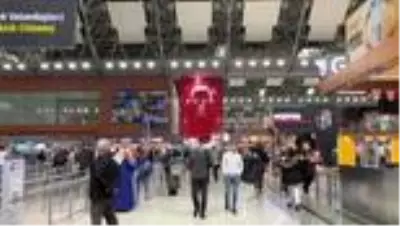 29 Ekim Cumhuriyet Bayramı kutlanıyor - Yolculara Türk bayrağı dağıtıldı 29 Ekim Cumhuriyet Bayramı kutlanıyor - Yolculara Türk bayrağı dağıtıldı
