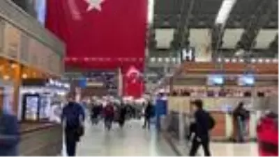 29 Ekim Cumhuriyet Bayramı kutlanıyor - Yolculara Türk bayrağı dağıtıldı 29 Ekim Cumhuriyet Bayramı kutlanıyor - Yolculara Türk bayrağı dağıtıldı