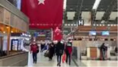29 Ekim Cumhuriyet Bayramı kutlanıyor - Yolculara Türk bayrağı dağıtıldı 29 Ekim Cumhuriyet Bayramı kutlanıyor - Yolculara Türk bayrağı dağıtıldı