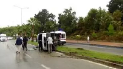 Son dakika: 7 kişinin yaralandığı servis kazası sonrası araç plakasını ve otelin tabelasını sökme yarışı Son dakika: 7 kişinin yaralandığı servis kazası sonrası araç plakasını ve otelin tabelasını sökme yarışı