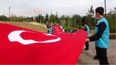 97 metrelik dev Türk bayrağı, Cumhuriyet Bayramı'na özel Pendik Millet Bahçesi'nde açıldı 97 metrelik dev Türk bayrağı, Cumhuriyet Bayramı'na özel Pendik Millet Bahçesi'nde açıldı