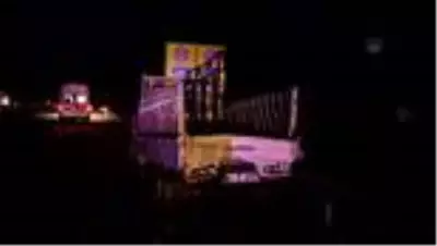 Adana'da freni patlayan kamyon kamyonete çarptıktan sonra devrildi Adana'da freni patlayan kamyon kamyonete çarptıktan sonra devrildi