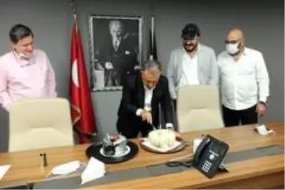Ahmet Nur Çebi'nin doğum günü kutandı Ahmet Nur Çebi'nin doğum günü kutandı