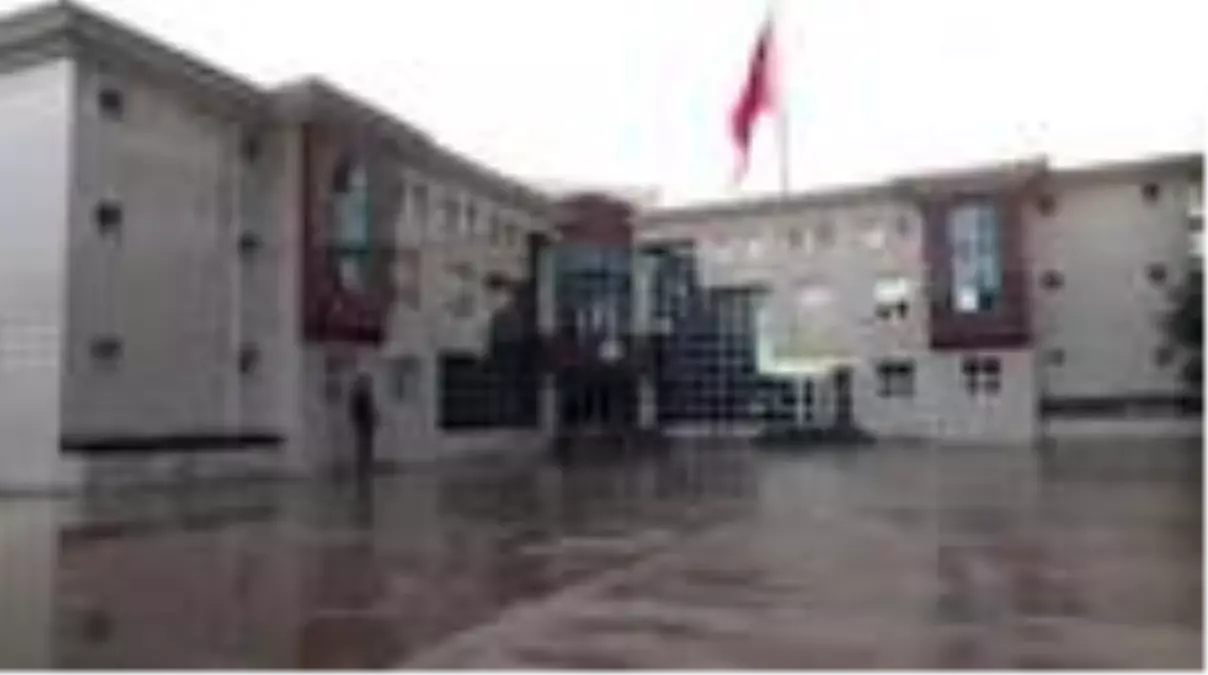 Akçakoca Belediyesi binasının çatısında çıkan yangın söndürüldü