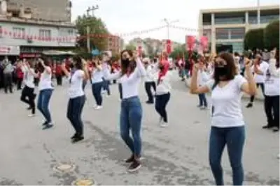 Akhisarlı kadınlar zeybek oynayarak Cumhuriyet'i kutladı Akhisarlı kadınlar zeybek oynayarak Cumhuriyet'i kutladı