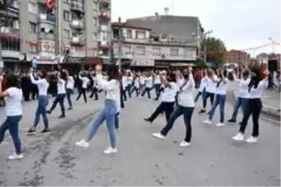 Akhisarlı kadınlar zeybek oynayarak Cumhuriyet'i kutladı Akhisarlı kadınlar zeybek oynayarak Cumhuriyet'i kutladı