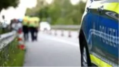 Almanya'da otomobil kalabalığa daldı: 1 ölü, 3 ağır yaralı Almanya'da otomobil kalabalığa daldı: 1 ölü, 3 ağır yaralı