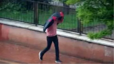 Aniden bastıran sağanak yağış vatandaşlara zor anlar yaşattı Aniden bastıran sağanak yağış vatandaşlara zor anlar yaşattı