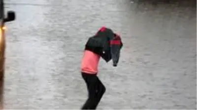 Aniden bastıran sağanak yağış vatandaşlara zor anlar yaşattı Aniden bastıran sağanak yağış vatandaşlara zor anlar yaşattı