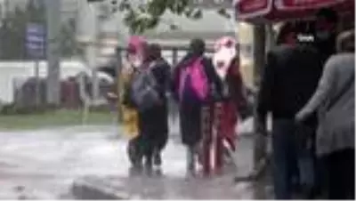 Aniden bastıran sağanak yağış vatandaşlara zor anlar yaşattı Aniden bastıran sağanak yağış vatandaşlara zor anlar yaşattı