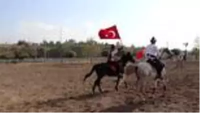 Atlı okçuların gösterisi Cumhuriyet coşkusuna renk kattı Atlı okçuların gösterisi Cumhuriyet coşkusuna renk kattı