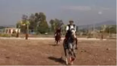 Atlı okçuların gösterisi Cumhuriyet coşkusuna renk kattı Atlı okçuların gösterisi Cumhuriyet coşkusuna renk kattı