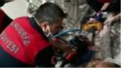 Ayağı asansöre sıkışan çocuk kurtarıldı Ayağı asansöre sıkışan çocuk kurtarıldı