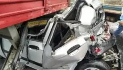 Aydın-İzmir otobanında can pazarı...Metal yığınına dönen bu araçtan sağ çıktılar Aydın-İzmir otobanında can pazarı...Metal yığınına dönen bu araçtan sağ çıktılar
