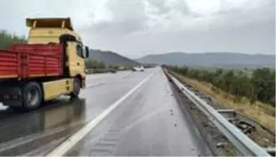 Aydın-İzmir otobanında can pazarı...Metal yığınına dönen bu araçtan sağ çıktılar Aydın-İzmir otobanında can pazarı...Metal yığınına dönen bu araçtan sağ çıktılar