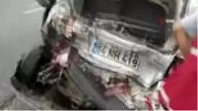 Aydın-İzmir otobanında can pazarı...Metal yığınına dönen bu araçtan sağ çıktılar Aydın-İzmir otobanında can pazarı...Metal yığınına dönen bu araçtan sağ çıktılar