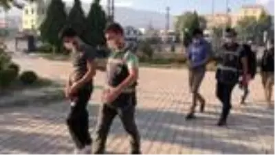 Banyolarında 98 kilogram esrar bulunan evdeki 3 Suriyeli tutuklandı Banyolarında 98 kilogram esrar bulunan evdeki 3 Suriyeli tutuklandı