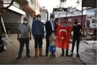 Başkan İnal'dan esnafa 29 Ekim hediyesi Başkan İnal'dan esnafa 29 Ekim hediyesi