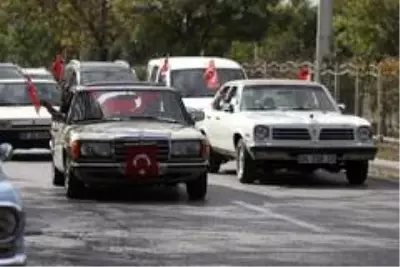 Keçiören'de klasik otomobillerden '29 Ekim Cumhuriyet Bayramı' konvoyu Keçiören'de klasik otomobillerden '29 Ekim Cumhuriyet Bayramı' konvoyu