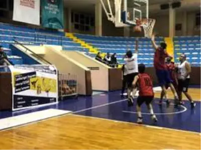 Erzurum'da basketler 'Cumhuriyet' için atıldı Erzurum'da basketler 'Cumhuriyet' için atıldı