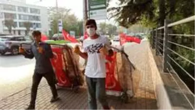 Cumhuriyet Bayramı'na damga vuran görüntü: Karton toplayıcıları arabalarını Türk bayraklarıyla süsledi Cumhuriyet Bayramı'na damga vuran görüntü: Karton toplayıcıları arabalarını Türk bayraklarıyla süsledi
