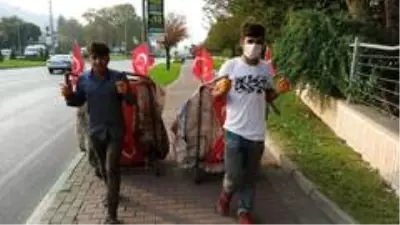Cumhuriyet Bayramı'na damga vuran görüntü: Karton toplayıcıları arabalarını Türk bayraklarıyla süsledi Cumhuriyet Bayramı'na damga vuran görüntü: Karton toplayıcıları arabalarını Türk bayraklarıyla süsledi