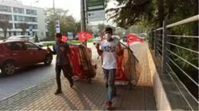 Cumhuriyet Bayramı'na damga vuran görüntü: Karton toplayıcıları arabalarını Türk bayraklarıyla süsledi Cumhuriyet Bayramı'na damga vuran görüntü: Karton toplayıcıları arabalarını Türk bayraklarıyla süsledi