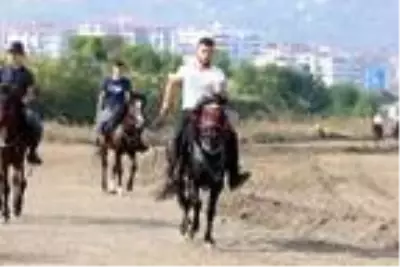 Beşikdüzü'nde at yarışlı Cumhuriyet coşkusu Beşikdüzü'nde at yarışlı Cumhuriyet coşkusu