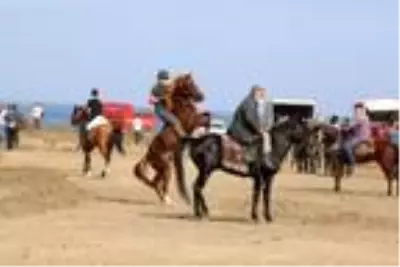 Beşikdüzü'nde at yarışlı Cumhuriyet coşkusu Beşikdüzü'nde at yarışlı Cumhuriyet coşkusu