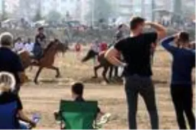 Beşikdüzü'nde at yarışlı Cumhuriyet coşkusu Beşikdüzü'nde at yarışlı Cumhuriyet coşkusu