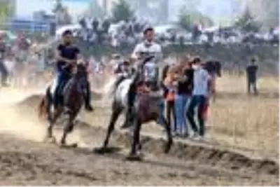 Beşikdüzü'nde at yarışlı Cumhuriyet coşkusu Beşikdüzü'nde at yarışlı Cumhuriyet coşkusu