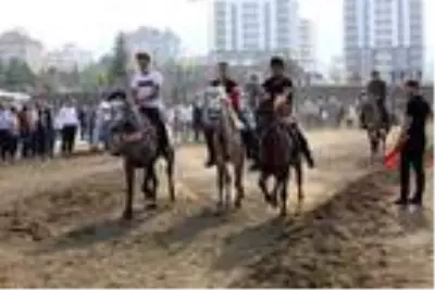 Beşikdüzü'nde at yarışlı Cumhuriyet coşkusu Beşikdüzü'nde at yarışlı Cumhuriyet coşkusu