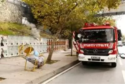 Beşiktaş'ta yer altındaki elektrik kablolarından dolayı yangın çıktı Beşiktaş'ta yer altındaki elektrik kablolarından dolayı yangın çıktı
