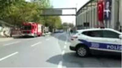 Beşiktaş'ta yer altındaki elektrik kablolarından dolayı yangın çıktı Beşiktaş'ta yer altındaki elektrik kablolarından dolayı yangın çıktı