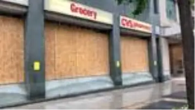 Beyaz Saray yakınındaki CVS Eczanesinin önüne koruyucu ahşap levhalar yerleştirildi Beyaz Saray yakınındaki CVS Eczanesinin önüne koruyucu ahşap levhalar yerleştirildi
