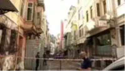 Beyoğlu'nda 2 katlı metruk binada çökme meydana geldi Beyoğlu'nda 2 katlı metruk binada çökme meydana geldi