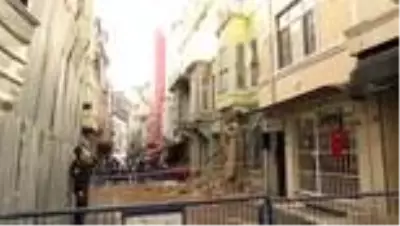 Beyoğlu'nda 2 katlı metruk binada çökme meydana geldi Beyoğlu'nda 2 katlı metruk binada çökme meydana geldi