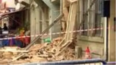 Beyoğlu'nda 2 katlı metruk binada çökme meydana geldi