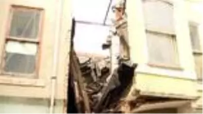Beyoğlu'nda 2 katlı metruk binada çökme meydana geldi