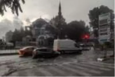 Beyoğlu'nda yollar göle döndü; Araçlar güçlükle ilerledi Beyoğlu'nda yollar göle döndü; Araçlar güçlükle ilerledi