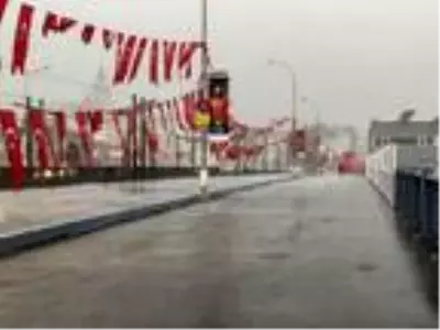 Beyoğlu'nda yollar göle döndü; Araçlar güçlükle ilerledi Beyoğlu'nda yollar göle döndü; Araçlar güçlükle ilerledi