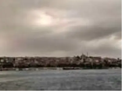 Beyoğlu'nda yollar göle döndü; Araçlar güçlükle ilerledi Beyoğlu'nda yollar göle döndü; Araçlar güçlükle ilerledi