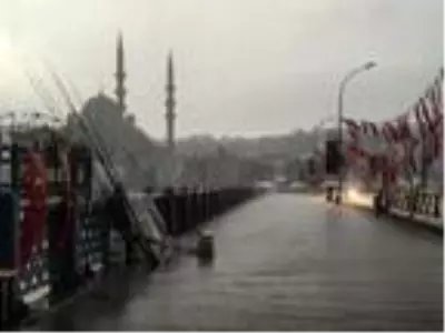 Beyoğlu'nda yollar göle döndü; Araçlar güçlükle ilerledi Beyoğlu'nda yollar göle döndü; Araçlar güçlükle ilerledi