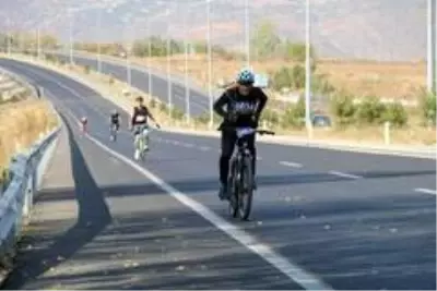 Bingöl'de 'Bisikletler Cumhuriyet Yolunda' yarışması düzenlendi Bingöl'de 'Bisikletler Cumhuriyet Yolunda' yarışması düzenlendi