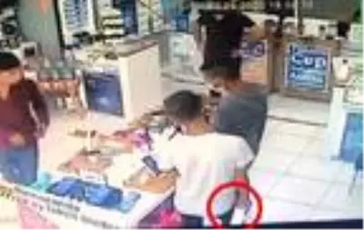 Bursa'da, 3 bin TL'lik cep telefonunu hırsızlığı kamerada Bursa'da, 3 bin TL'lik cep telefonunu hırsızlığı kamerada