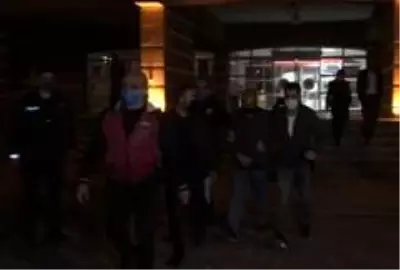 Son dakika 3. sayfa: Çilingirle girdiği evde eski eşini öldüren zanlı tutuklandı Son dakika 3. sayfa: Çilingirle girdiği evde eski eşini öldüren zanlı tutuklandı