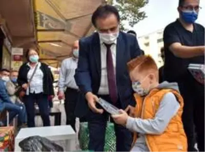 Cumhuriyet Bayramı dolayısıyla esnafa Türk bayrağı dağıtıldı